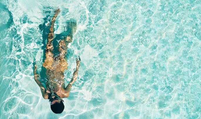 cara mengembalikan warna kulit setelah berenang