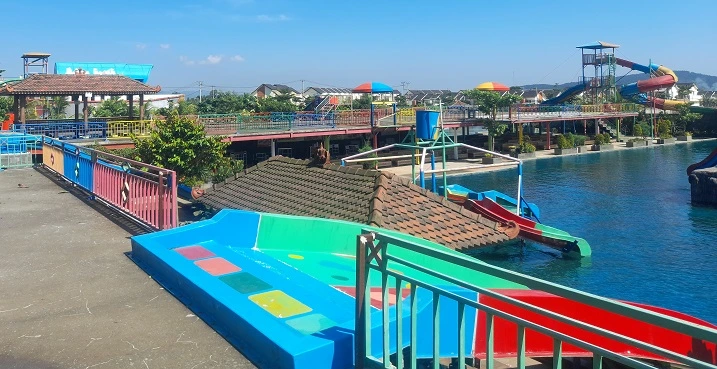Kolam Renang Boash
