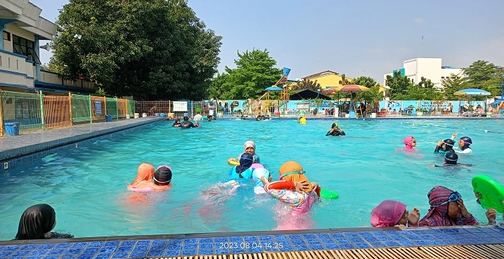 Kolam Renang Rawa Badak